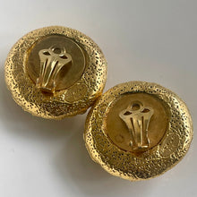Charger l&#39;image dans la galerie, Belles boucles clips vintage couture signées Jacky de G
