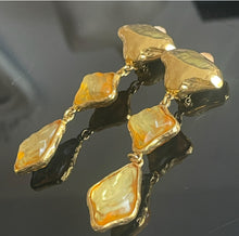 Charger l&#39;image dans la galerie, Rares et belles boucles longues YSL par Goossens métal doré et résine jaune
