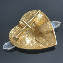 Charger l&#39;image dans la galerie, Très belle broche / pendentif cœur transpercé de cristal de roche YSL par Goossens
