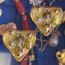Charger l'image dans la galerie, Grosses boucles cœurs en métal doré YSL par Goossens
