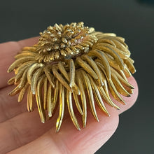 Charger l&#39;image dans la galerie, Jolie broche fleur ancienne signée Boucher
