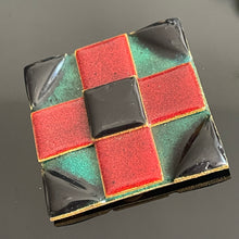 Charger l&#39;image dans la galerie, Rare broche en métal doré et céramique signée YSL création Roger Scemama
