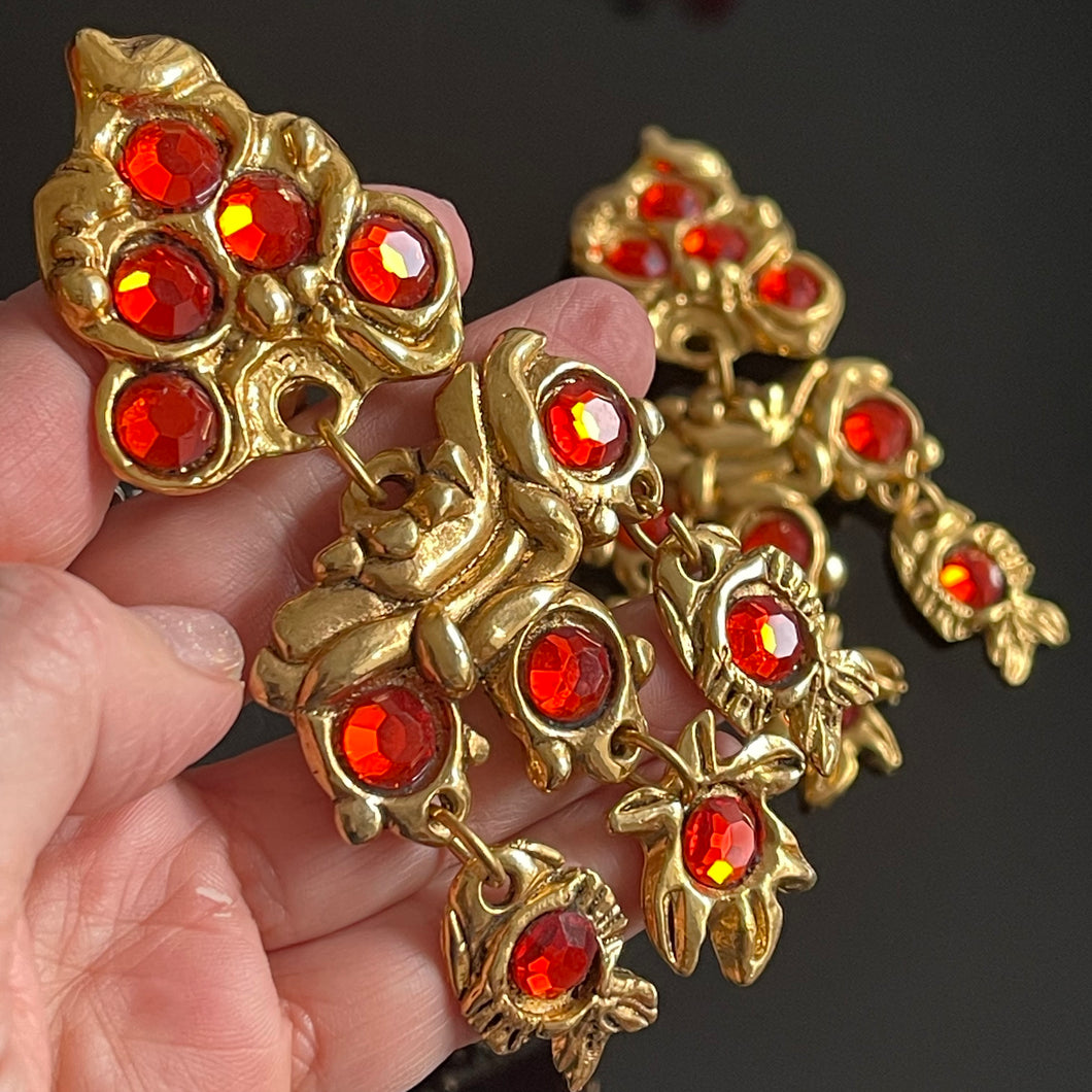 Rares et sublimes boucles clips pendantes oversize métal doré et strass rouges signées Kalinger