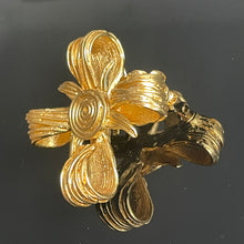 Charger l&#39;image dans la galerie, Belle broche vintage noeud n métal doré signée YSL
