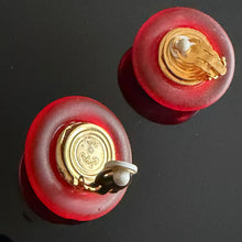 Charger l'image dans la galerie, Très jolies boucles clips résine rouge et résine dorée signées Kalinger 
