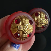 Charger l'image dans la galerie, Très jolies boucles clips résine rouge et résine dorée signées Kalinger 

