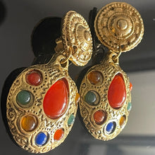 Charger l&#39;image dans la galerie, Belles et grandes boucles pendantes avec cabochons de couleur signées Kalinger
