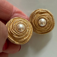 Charger l'image dans la galerie, Jolies boucles clips vintage signées Christian Dior Germany
