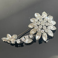 Charger l&#39;image dans la galerie, Belle broche fleur ancienne années 50 style Dior
