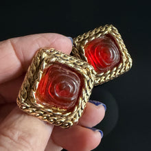 Charger l'image dans la galerie, Jolies boucles vintage couture métal doré et résine rouge signées Kalinger
