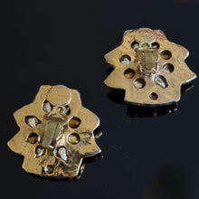 Charger l'image dans la galerie, Belles boucles clips fleurs avec pierres roses signées Kalinger
