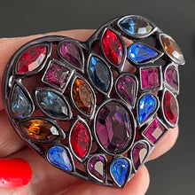 Charger l&#39;image dans la galerie, Jolie broche cœur YSL par Goossens avec pierres de couleur (cristal)
