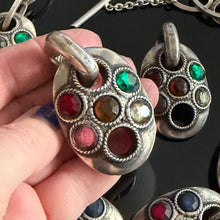 Charger l'image dans la galerie, Rare set vintage couture en résine métallisée argentée avec pierres de couleur signé Kalinger
