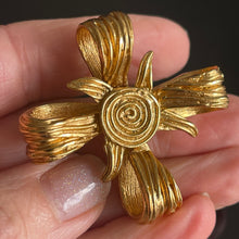 Charger l&#39;image dans la galerie, Belle broche vintage noeud n métal doré signée YSL
