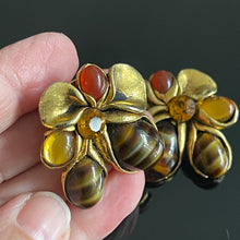 Charger l&#39;image dans la galerie, Belles boucles clips vintage couture avec cabochons de verre signées Taratata
