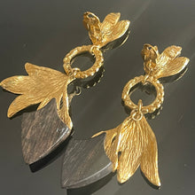 Charger l&#39;image dans la galerie, Belles et rares boucles longues pendantes métal doré et ébène signées YSL
