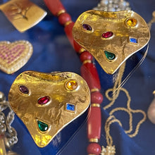 Charger l'image dans la galerie, Grosses boucles cœurs en métal doré YSL par Goossens
