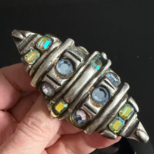 Charger l'image dans la galerie, Belle grande broche en résine argentée et pierres de couleur signée Kalinger
