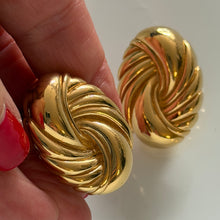Charger l'image dans la galerie, Belles boucles clips vintage couture signées Christian Dior Germany, années 70/80
