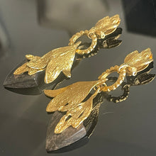 Charger l&#39;image dans la galerie, Belles et rares boucles longues pendantes métal doré et ébène signées YSL

