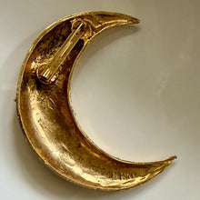 Load image into Gallery viewer, Grande broche vintage créateur motif croissant de lune
