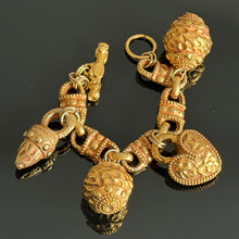 Charger l'image dans la galerie, Sublime bracelet vintage couture en résine dorée signé Kalinger
