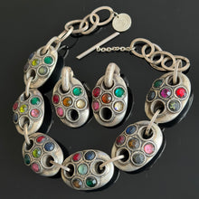 Charger l'image dans la galerie, Rare set vintage couture en résine métallisée argentée avec pierres de couleur signé Kalinger
