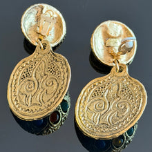 Charger l'image dans la galerie, Belles grandes boucles vintage couture signées Kalinger
