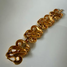 Charger l'image dans la galerie, Joli bracelet vintage couture en métal doré signé Kalinger
