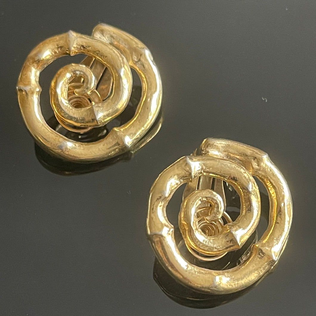 Jolies boucles anciennes spirales motif bambous en métal doré signées YSL