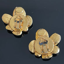 Charger l&#39;image dans la galerie, Belles boucles clips vintage couture avec cabochons de verre signées Taratata
