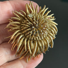 Charger l&#39;image dans la galerie, Jolie broche fleur ancienne signée Boucher
