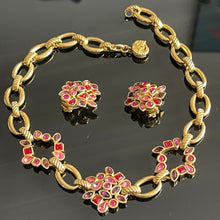 Charger l&#39;image dans la galerie, Jolie parure collier et boucles camaïeu pierres roses signée YSL
