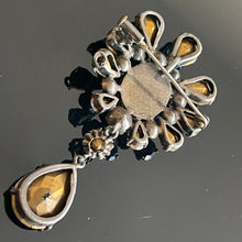 Charger l&#39;image dans la galerie, Sublime grande broche ancienne pâte de verre et cristal en camaïeu de bleus attribuée à Cis
