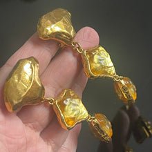 Charger l&#39;image dans la galerie, Rares et belles boucles longues YSL par Goossens métal doré et résine jaune
