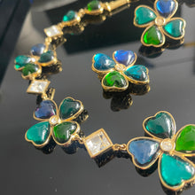 Charger l&#39;image dans la galerie, Sublime parure vintage couture YSL par Goossens Trefles à quatre feuilles résine et strass
