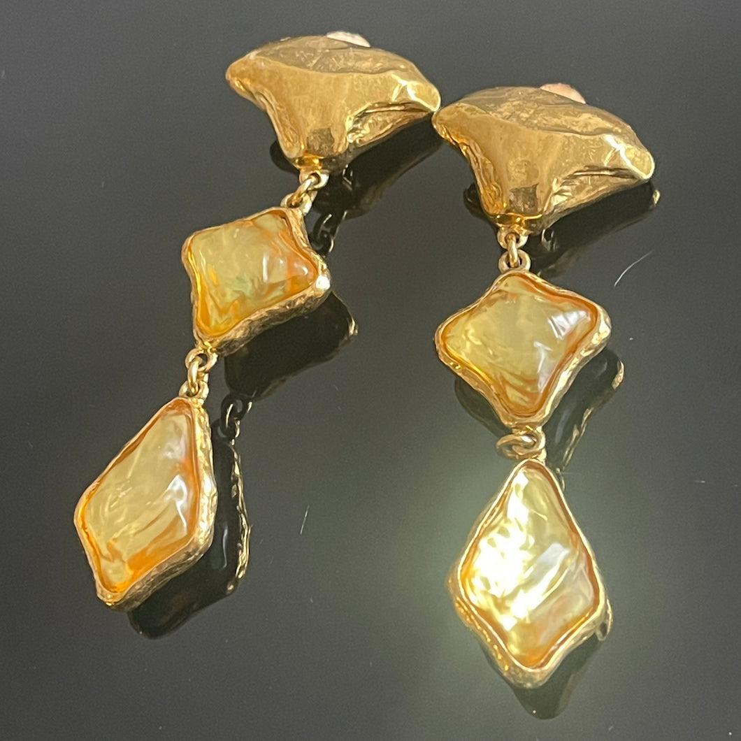 Rares et belles boucles longues YSL par Goossens métal doré et résine jaune