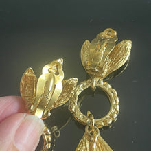 Charger l&#39;image dans la galerie, Belles et rares boucles longues pendantes métal doré et ébène signées YSL

