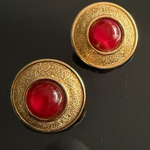 Charger l'image dans la galerie, Belles boucles clips vintage couture signées Guy Laroche
