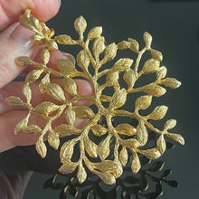 Charger l&#39;image dans la galerie, Grand pendentif vintage couture motif feuillage signé Guy Laroche
