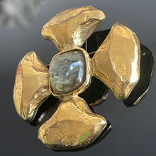 Charger l'image dans la galerie, Jolie broche vintage couture signée YSL métal doré et résine bleue

