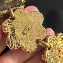 Load image into Gallery viewer, Beau et rare collier vintage couture fleurs en résine dorée signé Satellite
