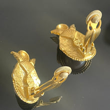 Charger l&#39;image dans la galerie, Belles boucles vintage motif angelots signées Karl Lagerfeld
