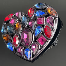 Charger l&#39;image dans la galerie, Jolie broche cœur YSL par Goossens avec pierres de couleur (cristal)
