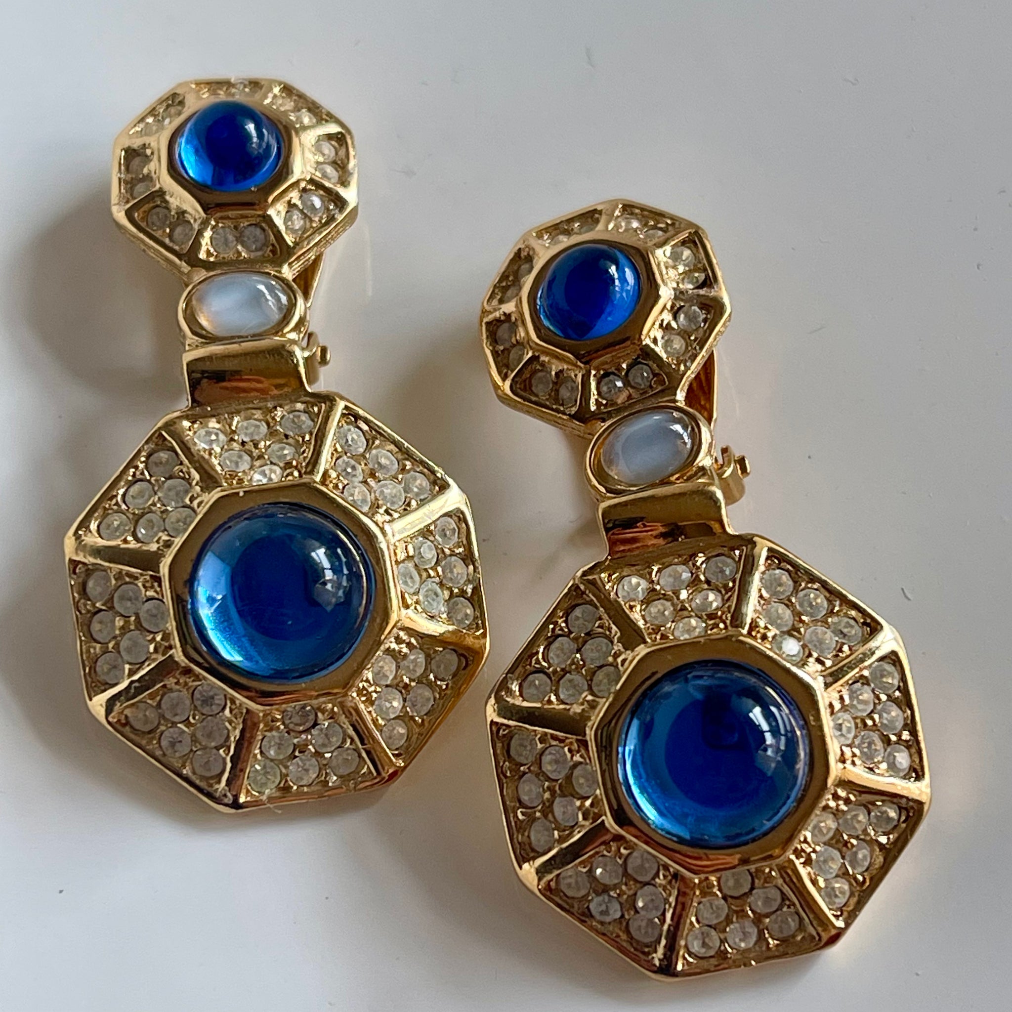 Boucles D'oreilles Vintage Clips Carven - Doré, Strass Et Pierre Bleue - Occasion