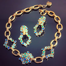 Charger l&#39;image dans la galerie, Jolie parure vintage collier + boucles pendantes pierres bleues signée YSL
