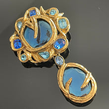 Charger l&#39;image dans la galerie, YSL par Goossens, exceptionnelle grosse broche pendentif en métal doré, résine et pierres bleues
