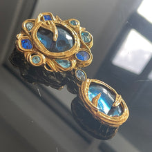 Charger l&#39;image dans la galerie, YSL par Goossens, exceptionnelle grosse broche pendentif en métal doré, résine et pierres bleues
