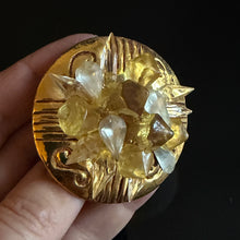 Charger l'image dans la galerie, Sublime broche en résine dorée et cristaux jaunes (résine)

