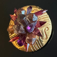Charger l'image dans la galerie, Sublime broche en résine dorée et cristaux violets (résine) signée Kalinger

